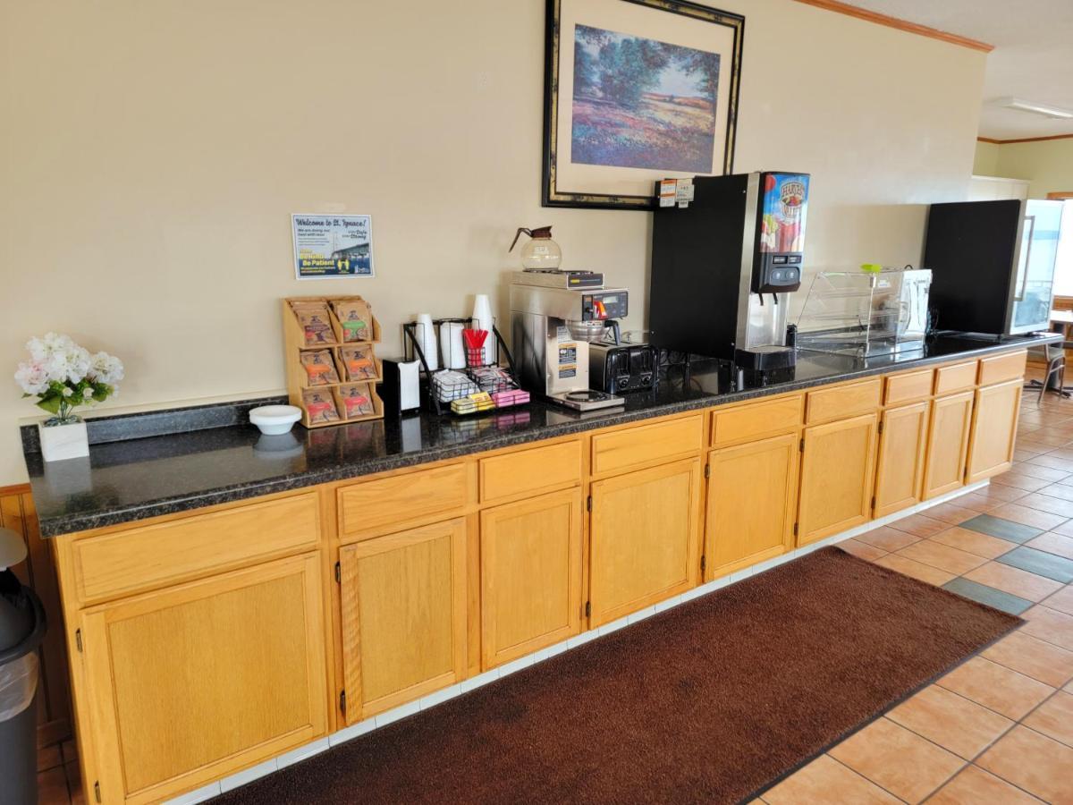 Days Inn & Suites By Wyndham St. Ignace Lakefront Ngoại thất bức ảnh